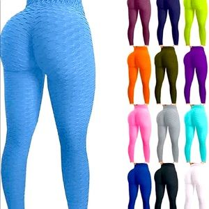 Leggings, high waisted. Form fitting.